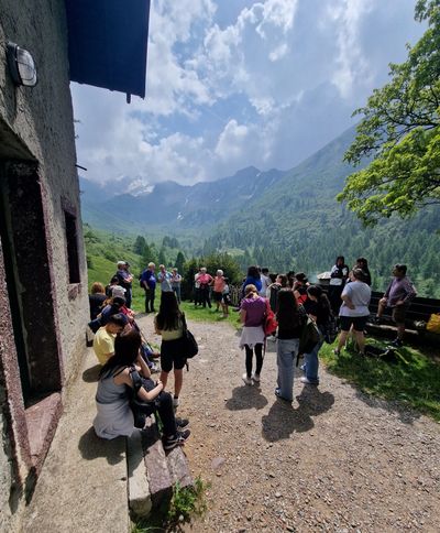 Ragazzi in gita in montagna